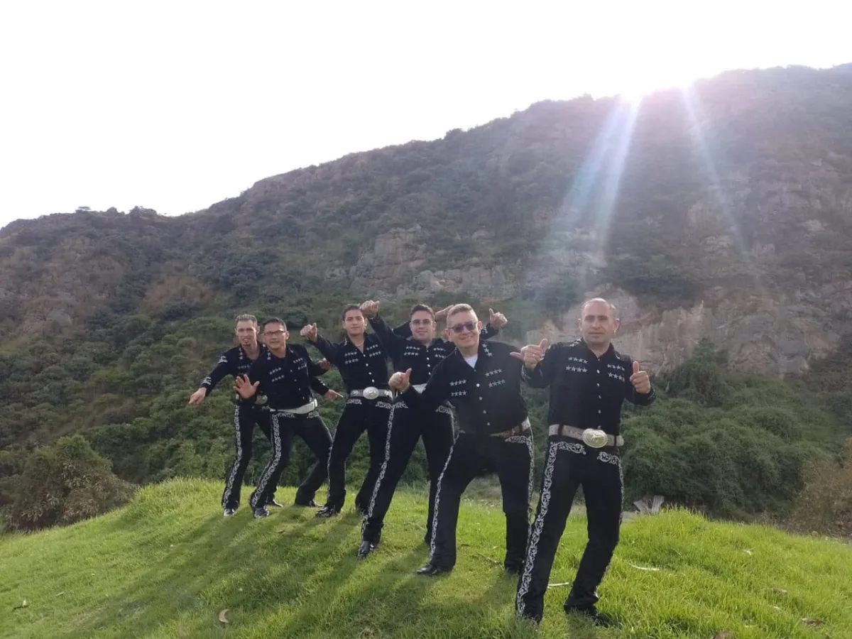 Integrantes del mariachi en traje de charro negro bordado en plata