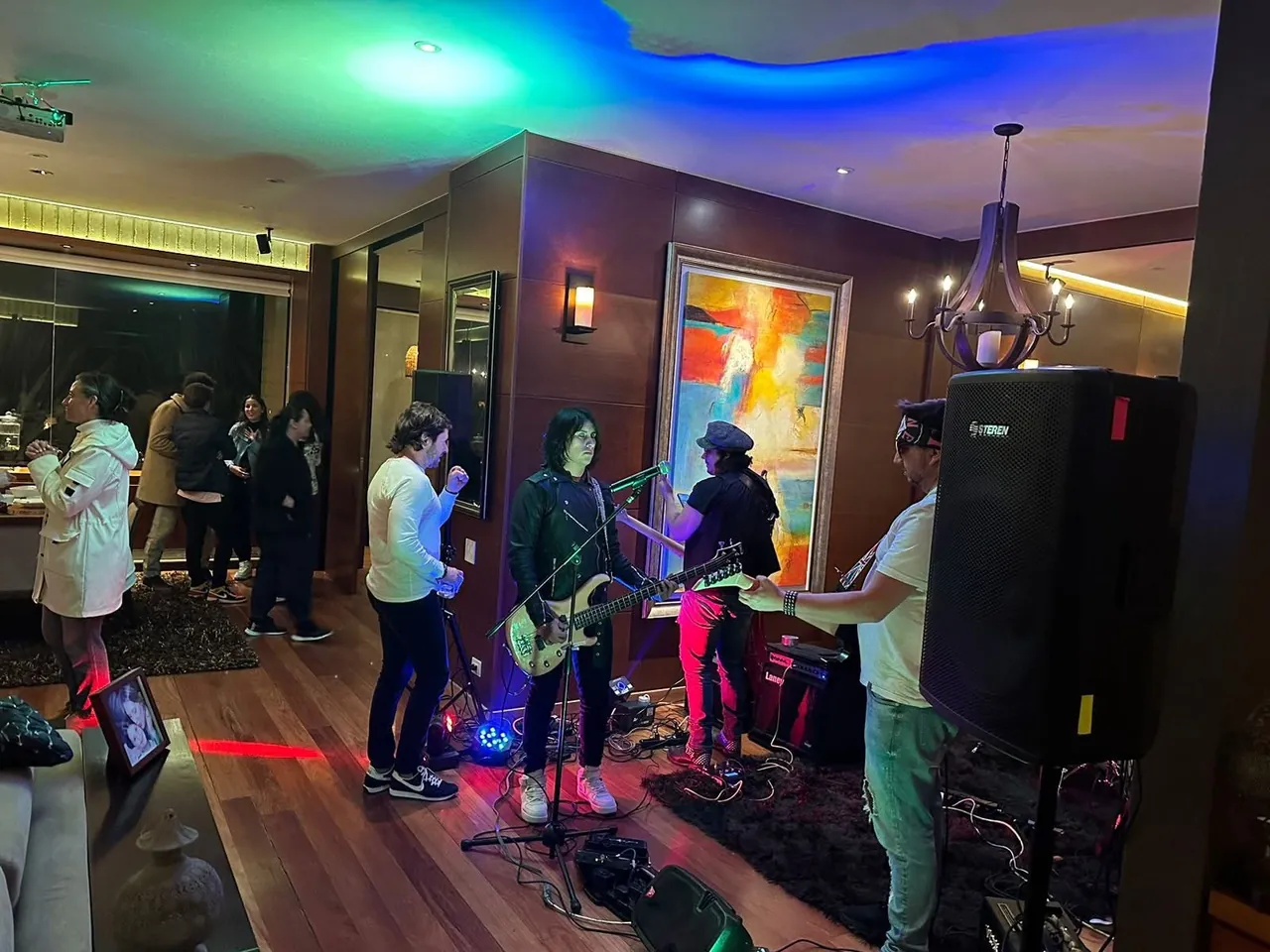 Mateo Acevedo y su banda animan una fiesta privada en un salón con invitados.