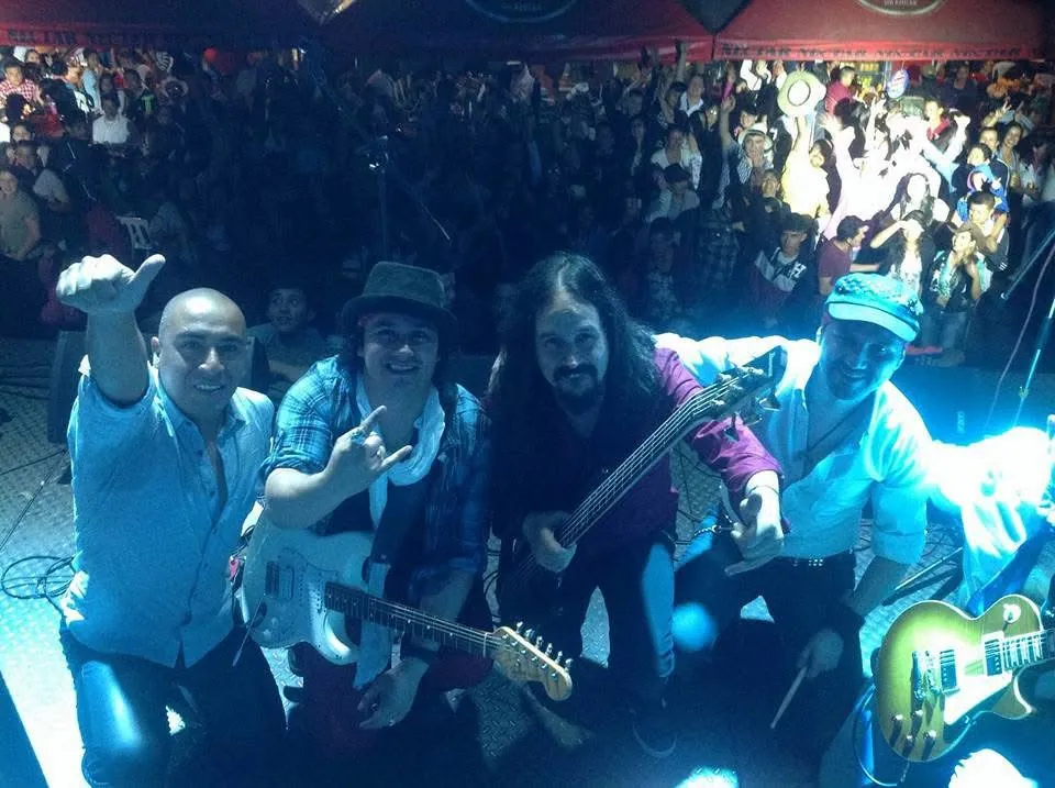 Mateo Acevedo y su banda posan sonrientes frente al público al final de una presentación en vivo.