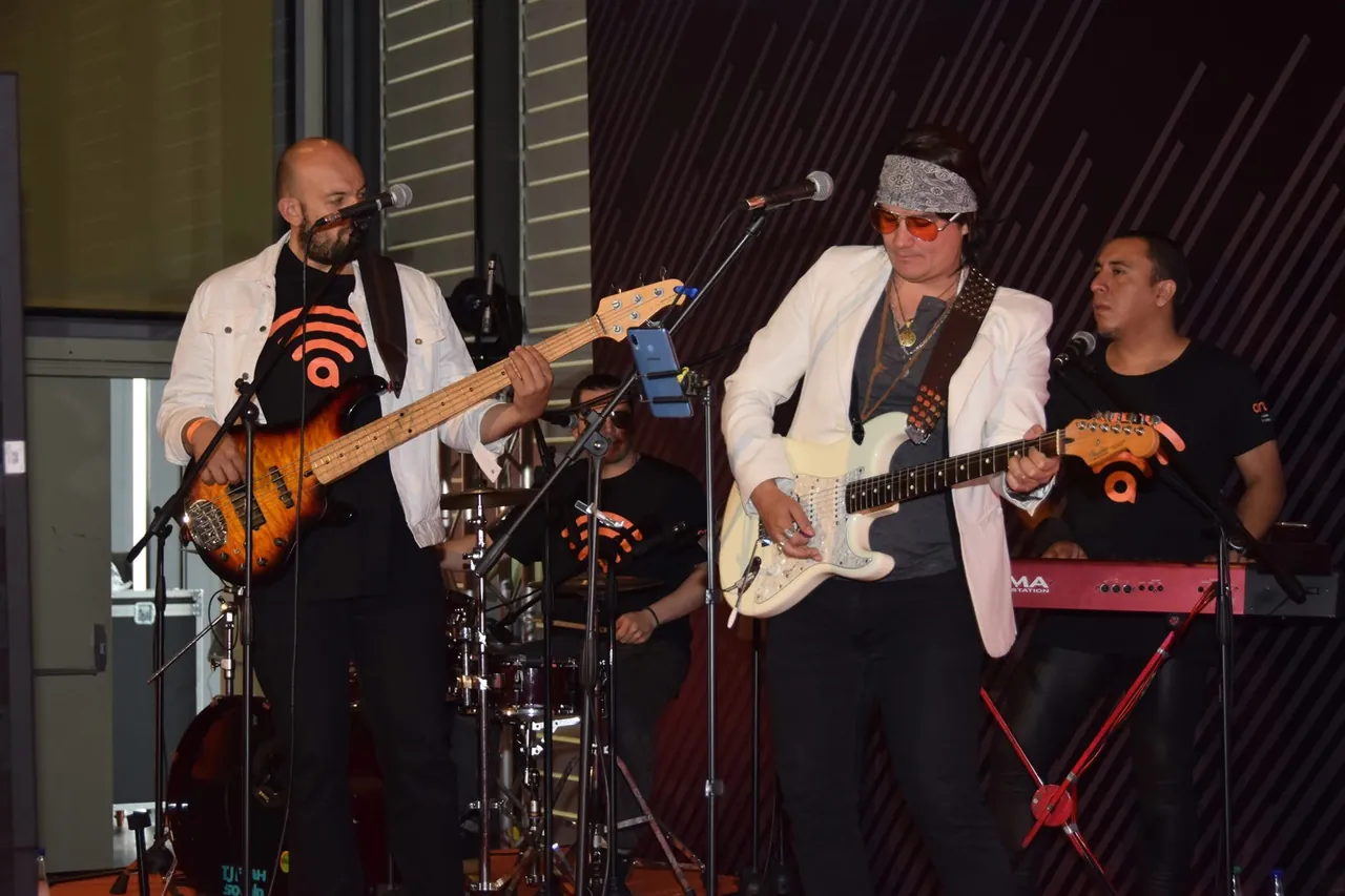 Mateo Acevedo y su banda de música en vivo tocando sobre la tarima durante un evento social.