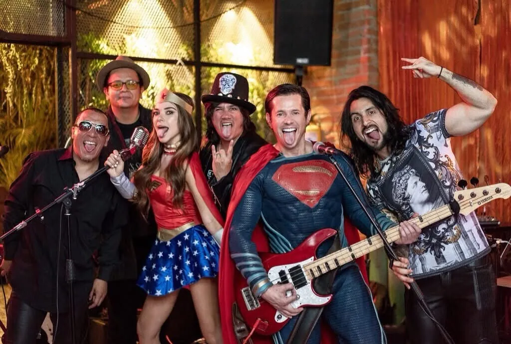 Mateo Acevedo y su banda posando con disfraces en un show temático de eventos con mucha energía.
