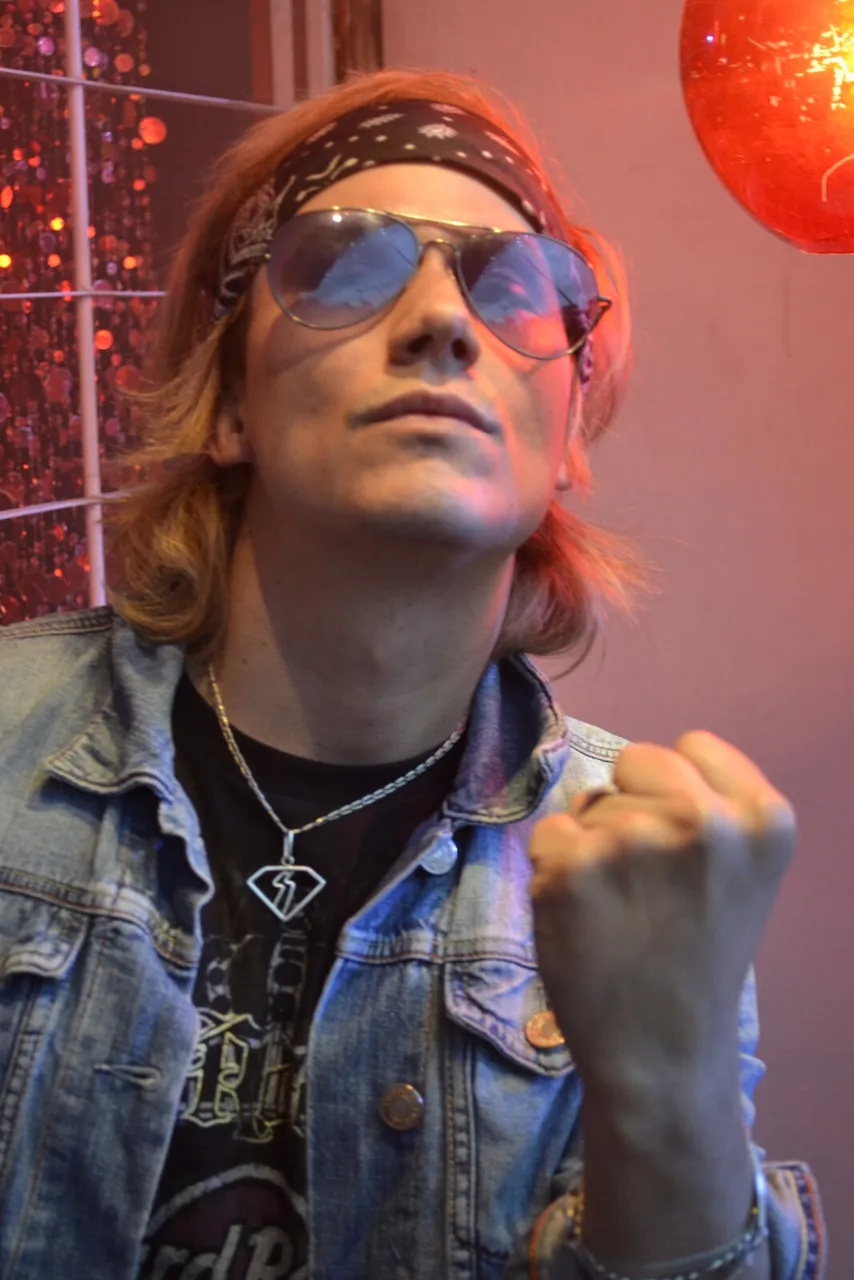 Mateo Acevedo con pañoleta y gafas de sol mostrando actitud rock