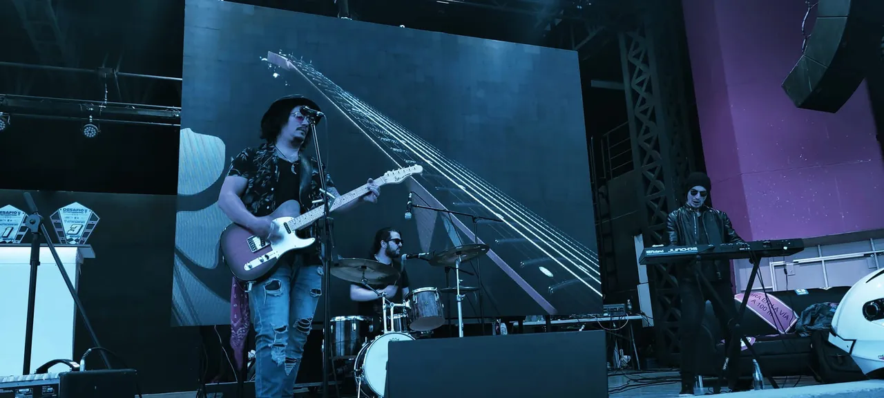 Mateo Acevedo en una gran tarima de concierto con pantalla LED junto a su banda.