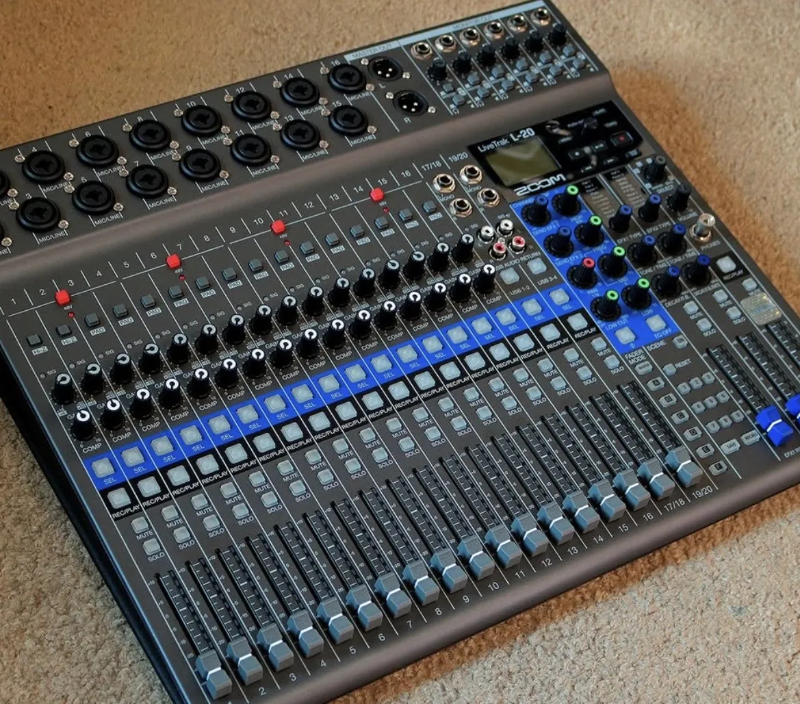 Consola de mezcla de audio profesional usada para la producción de sonido en vivo.