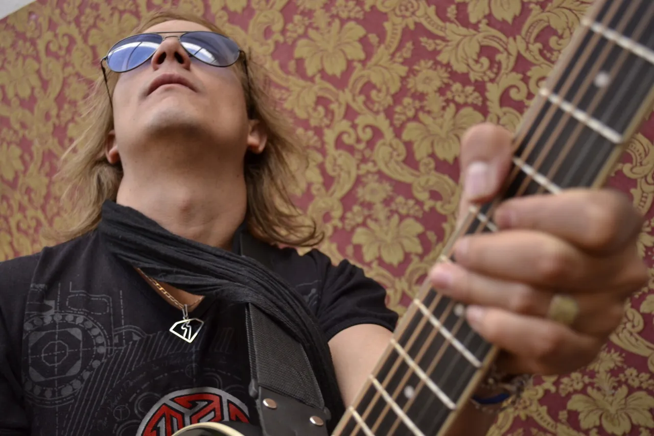 Mateo Acevedo tocando guitarra acústica en contrapicado durante una sesión