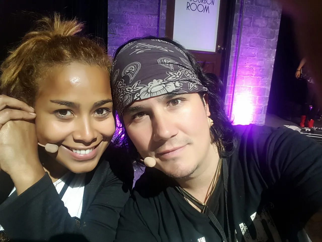 Mateo Acevedo se toma una selfie con una compañera de elenco entre bastidores antes de un show musical.