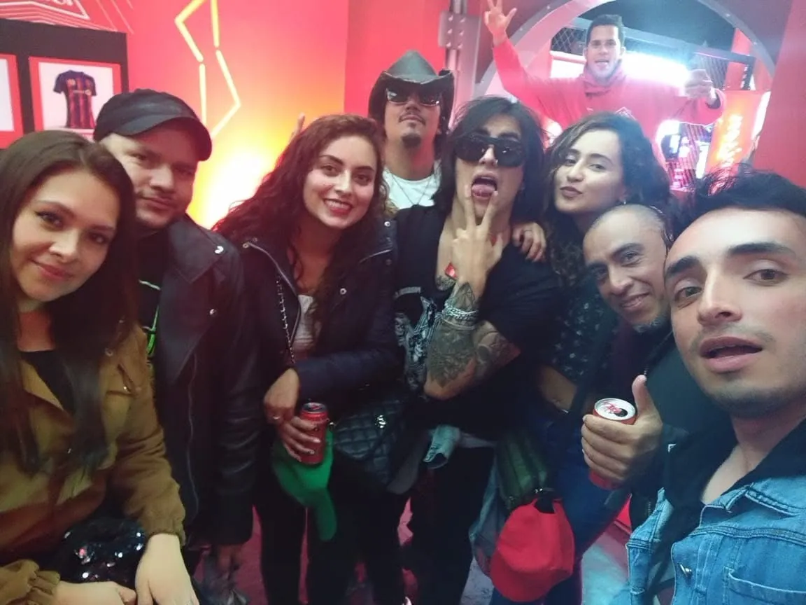 Mateo Acevedo posa para una selfie junto a asistentes y amigos después de un show.